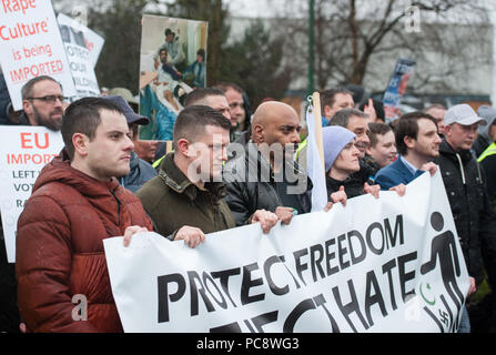 La stazione internazionale di Birmingham, Birmingham, Regno Unito. Il 6 febbraio, 2016. Ex leader di EDL Tommy Robinson insieme fino a 250 centinaia suppor Foto Stock