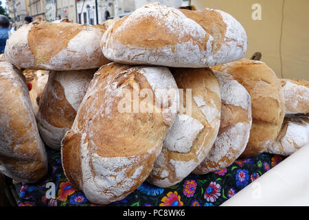 Pane polacca in vendita nel mercato Cracovia Polonia Foto Stock