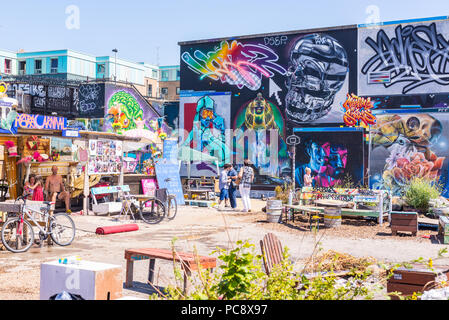 La nuova comunità di nomadi giardino situata a Brick Lane, casa di 100 riparto spazi, sculture, opere d'arte, caffetterie e street art graffiti Foto Stock