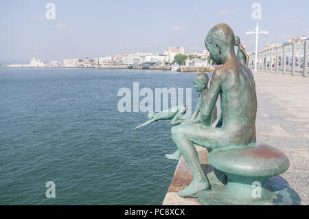 Santander, Spagna (14 luglio 2018) - Le sculture che rappresentano le wreckers (raqueros) che è stata realizzata dall'artista spagnolo Jose Cobo Foto Stock