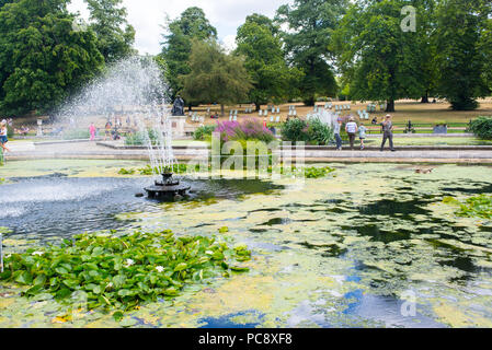 I giardini di Kensington, Giardini Italiani con persone di godersi il caldo clima estivo. Un acqua ornamentali giardino sul lato nord di Hyde park, vicino Foto Stock