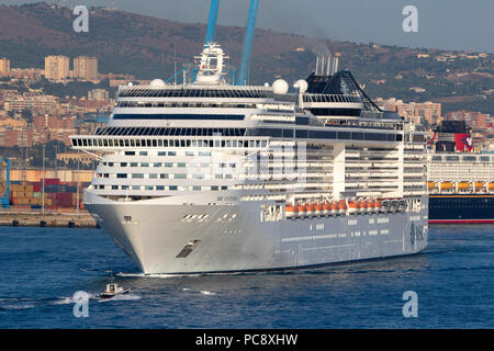 MSC Fantasia un italiano di fantasia-class nave da crociera di proprietà di e gestito da MSC Crociere di lasciare il porto di Civitavecchia in Italia Foto Stock