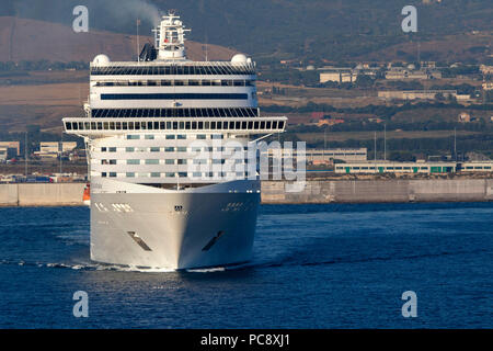 MSC Fantasia un italiano di fantasia-class nave da crociera di proprietà di e gestito da MSC Crociere di lasciare il porto di Civitavecchia in Italia Foto Stock