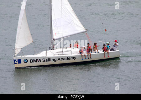 BMW Accademia di vela in Portogallo la scuola di vela di insegnare ai ragazzi come navigare sul fiume Tago a Lisbona Foto Stock