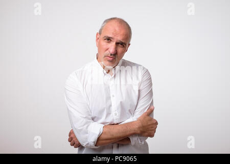 Ritratto di coppia bel Uomo in camicia bianca con grave e triste espressione sul viso. Foto Stock