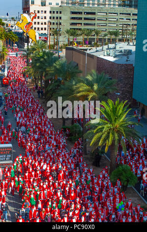 Una massa di persone vestite in Santa adatta a raccogliere per il Las Vegas grande Santa Run. Foto Stock