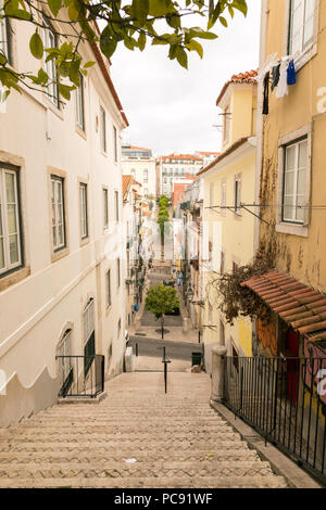 Città solo fino a e al di fuori di Sao Jorge il castello di Lisbona, in Portogallo. Foto Stock