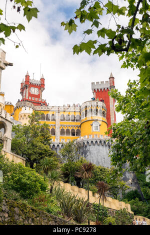 Il romantico castello, pena Palace, a Sintra, Portogallo. È un sito Patrimonio Mondiale dell'UNESCO. Foto Stock