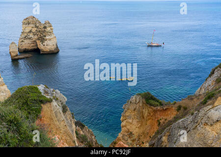 Vista da sopra delle formazioni rocciose nella città di Lagos in Algarve. Blu mare calmo, kayak flottanti.