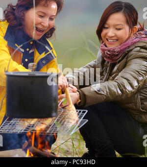 Felice famiglia asiatica camping outdoor Foto Stock