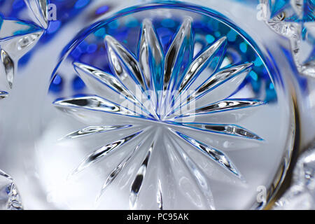 Vista macro di una carta traslucida cristallo starburst superficie di pattern con belle che riflette il colore blu e bokeh di fondo Foto Stock