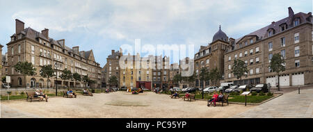 Saint Malo, Francia - Luglio 16th, 2018: vista panoramica della Place des Frères Lamennais situato dentro le mura della città presso il porto di Saint Malo. Foto Stock