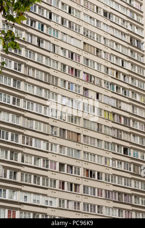 Periferia di Parigi - edifici residenziali, parte del distretto Olympiades nel XIII arrondissement di Parigi, in Francia, in Europa. Foto Stock