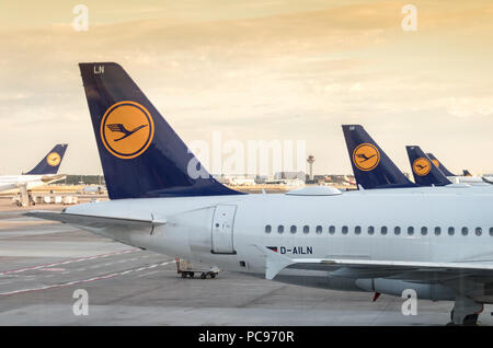 Francoforte, Germania - Luglio 3th, 2018: vista delle ali di coda posteriore di un gruppo di aerei Lufhansa all'aeroporto di Francoforte. Foto Stock