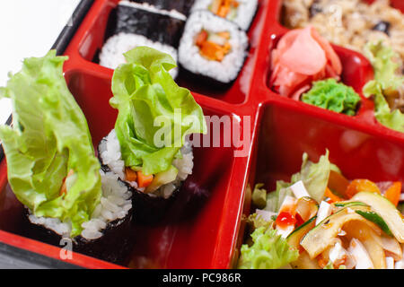 Il cibo fresco porzione in giapponese scatola di Bento con insalata, corso principale. Rotolo di Sushi con verdure. Piatto vegetariano. Foto Stock