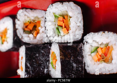 Il cibo fresco porzione in giapponese scatola di Bento con insalata, corso principale. Rotolo di Sushi con verdure. Piatto vegetariano. Foto Stock