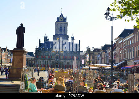 La piazza principale o Markt Square nel centro di Delft con una vista del municipio o Stadhuis Delft, Olanda, Paesi Bassi Foto Stock