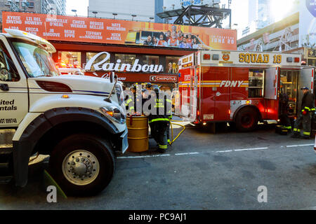 NEW YORK CITY - Jujy 02, 2018: Vigili del fuoco con il fuoco i reparti del combustibile della pompa dalla vettura dopo l'incidente Foto Stock