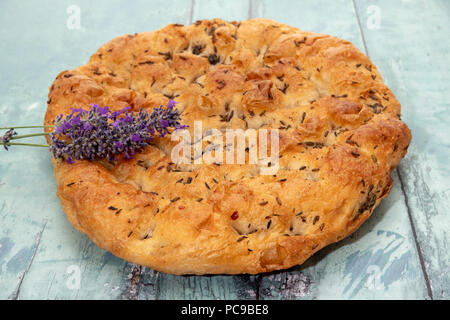 Close-up di un pane appena sfornato lavanda pane Foto Stock