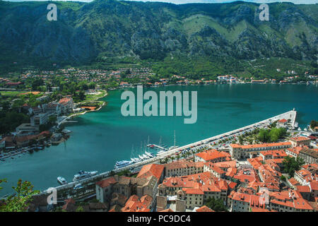 Cattaro città vecchia con la banchina principale visto da sopra le montagne della Baia di Kotor (Boka Kotorska) può essere visto dietro. Kotor è una città costiera in Mo Foto Stock