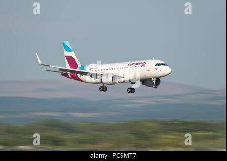 La Eurowings Airbus A320-214 arriva per atterrare all'Aeroporto di Manchester, UK. Foto Stock