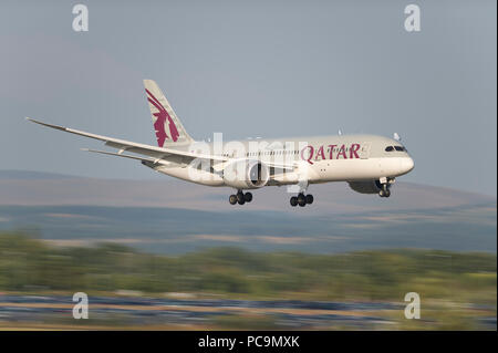 La Qatar Airways Boeing 787-8 arriva per atterrare all'Aeroporto di Manchester, UK. Foto Stock