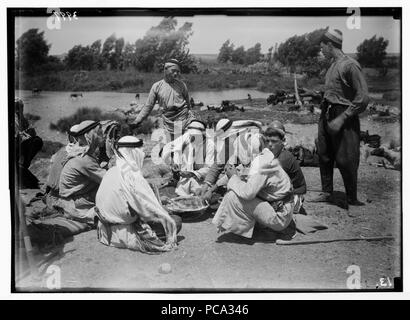 Agricoltura, ecc. Pastore scene. Pastori 'pool' il loro pasto di mezzogiorno. Presso la copiosa la molla di Ras el Ein Foto Stock