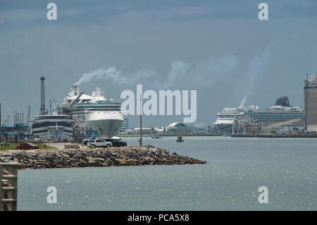 Le navi da crociera lasciando Port Canaveral come una tempesta si avvicina alla costa orientale della Florida. Foto Stock