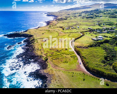 Una veduta aerea a nord sulla costa occidentale dell'Isola di Pasqua nella sua città Hanga Roa la visualizzazione di una meravigliosa costa, Rapa Nui, Cile Foto Stock