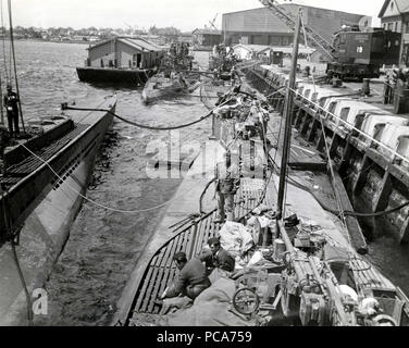 Questa fotografia mostra quattro sommergibili tedeschi a Portsmouth Navy Yard, che sono state oggetto di rinuncia al largo di Portland. Foto Stock