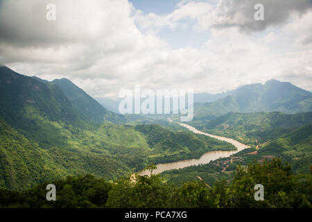 Nam Ou fiume che scorre attraverso il bellissimo verde e lussureggiante paesaggio visto da un punto di vista al di sopra di Nong Khiaw nella Repubblica democratica popolare del Laos. Foto Stock