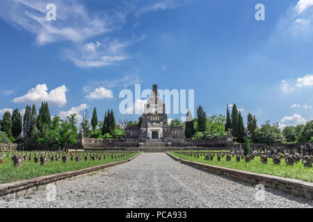 Cimitero di Crespi d'Adda, Capriate San Gervasio, Bergamo, Lombardia / Italia - 15 giugno 2018 Foto Stock