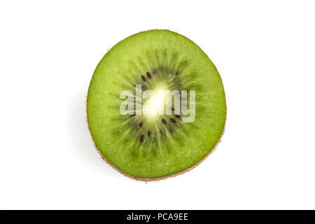 Vista macro di un kiwi tagliato a metà isolato su sfondo bianco Foto Stock
