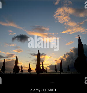 Ombrello stagliano al tramonto a Deauville, Calvados, Francia Foto Stock