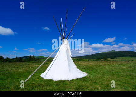 White tende Tepee nel massiccio del Sancy, Auvergne, Francia Foto Stock