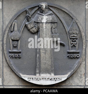 Albertus Magnus, noto anche come San Alberto Magno, era un cattolico tedesco il frate domenicano e vescovo. Bassorilievo in pietra per la costruzione del Faculte d Foto Stock