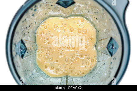 Mango e yogurt frullato. I frullati in Blender con backgr bianco Foto Stock