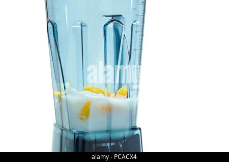Mango e yogurt frullato. Ingredienti per i frullati in Blender Foto Stock