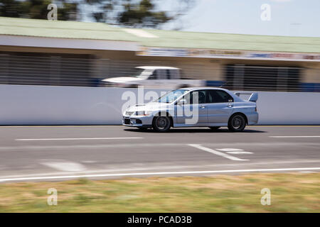 Città del Capo SUD AFRICA. Il 21 dicembre 2013. Argento Mitsubishi Evo Corse a un open via evento. Foto Stock