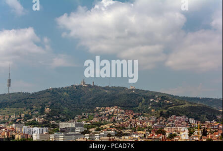 Vista sul Monte Tibidabo con Sagrat Cor chiesa e parco divertimenti in cima. La Torre de Collserola Telecommunications Tower si trova a sinistra. Foto Stock