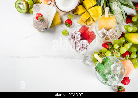 Tropical ice cream popsicles con semi di Chia e succhi di frutta - ananas, arancio, mango, banana, kiwi, noce di cocco, uva, pesche, fragole, spazio di copia Foto Stock