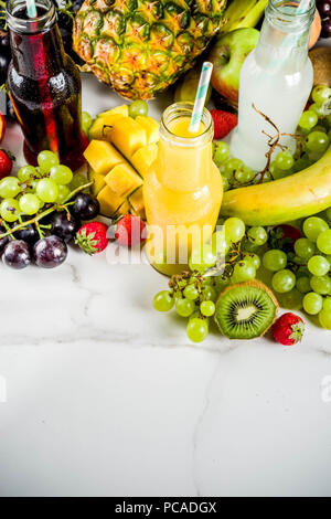 Diversi succhi di frutta frullati concetto, estate vitamine dieta, con frutti tropicali e bacche su uno sfondo luminoso, Foto Stock