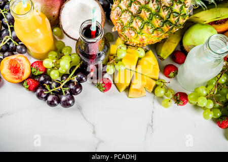 Diversi succhi di frutta frullati concetto, estate vitamine dieta, con frutti tropicali e bacche su uno sfondo luminoso, Foto Stock