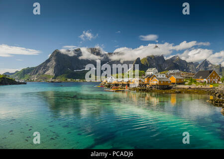 Villaggio di Pescatori di hamnoy, isole Lofoten in Norvegia Foto Stock