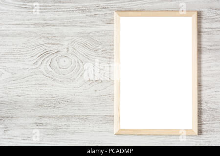 Telaio mockup su bianco tavolo in legno. Vista superiore Foto Stock