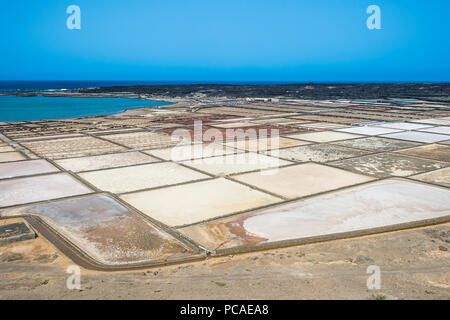 Salines (saline) di Janubio, Lanzarote, Isole Canarie, Spagna, Atlantico, Europa Foto Stock