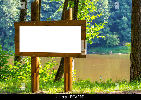 Blank stand informativo billboard mock up nel parco della città Foto Stock