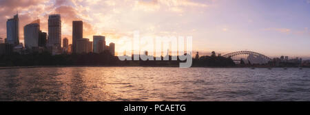 Sydney skyline della città panorama dal Porto di Sydney, Sydney, Nuovo Galles del Sud, Australia Pacific Foto Stock