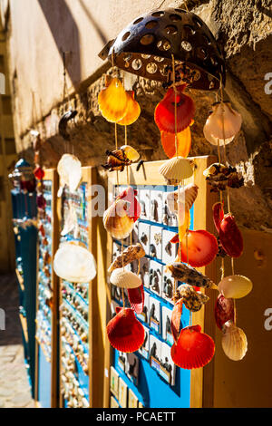 Colorati souvenir e conchiglie di mare in Vendita in Creta, Isole Greche,  Grecia, Europa Foto stock - Alamy