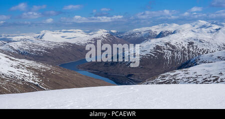 Guardando verso il basso a Loch Lyon e Glen Lyon dal vertice di cresta Beinn Dorian nelle Highlands scozzesi, Scotland, Regno Unito, Europa Foto Stock